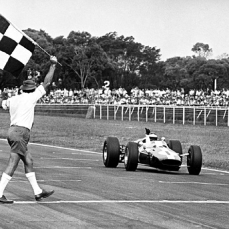 Pôle position et victoire à Warwick Farm, salué par le starter typiquement australien ! Pôle position et victoire à Warwick Farm, salué par le starter typiquement australien !